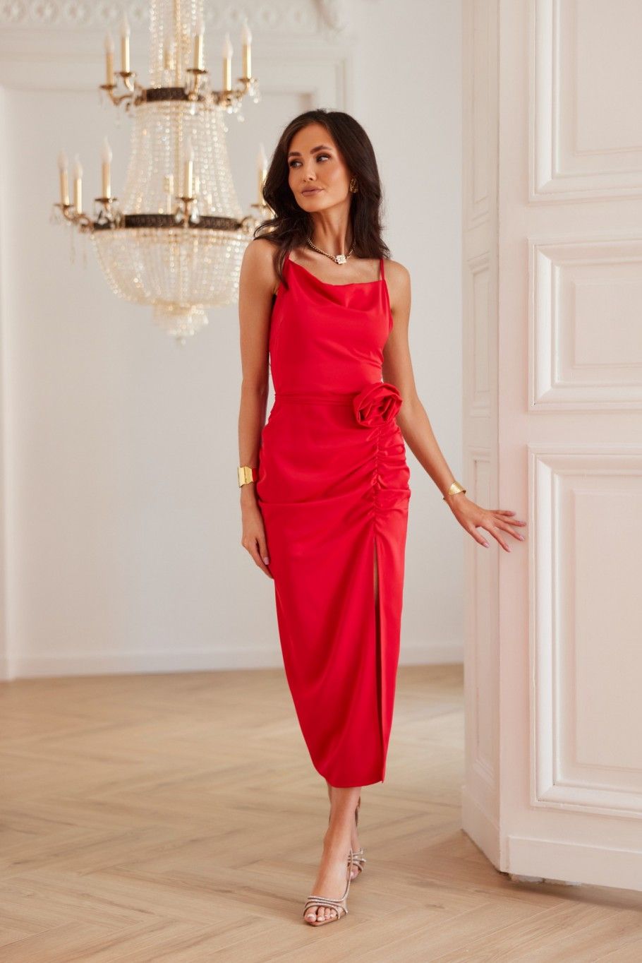 Rotes Midikleid mit Raffung und dekorativer Rose