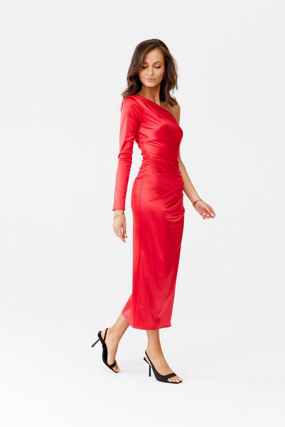 Satiniertes Midi-Kleid mit einem langen Ärmel in Rot