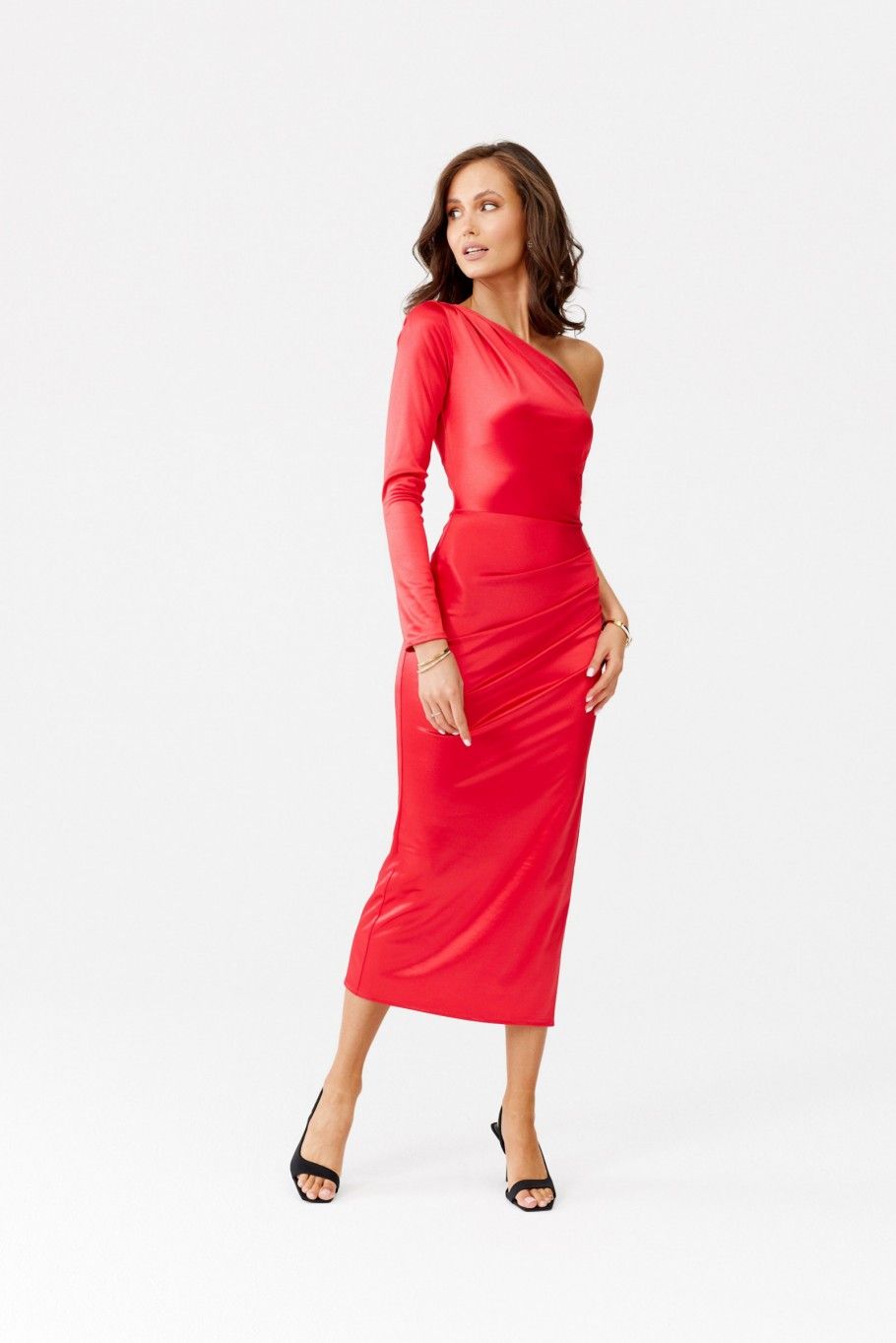 Satiniertes Midi-Kleid mit einem langen Ärmel in Rot