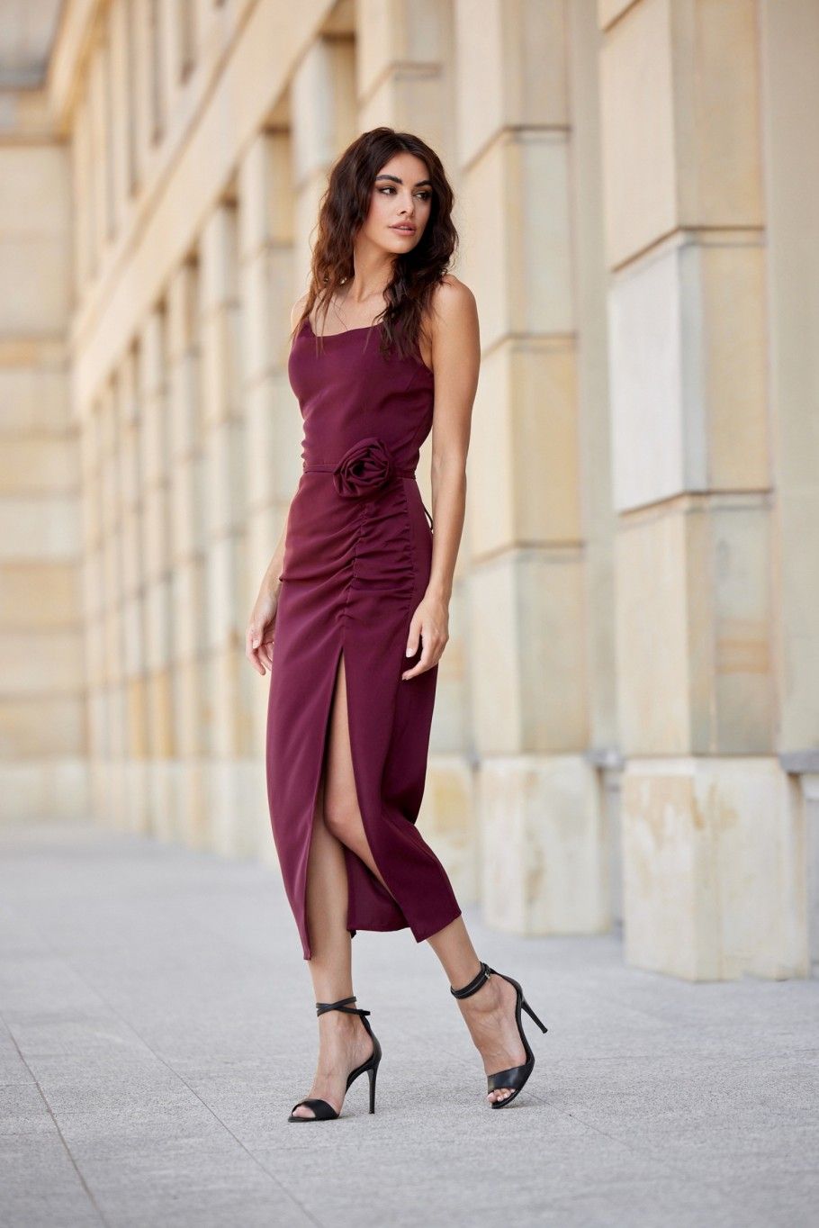 Midi-Kleid mit Drapierung und Zierrose in Bordeaux