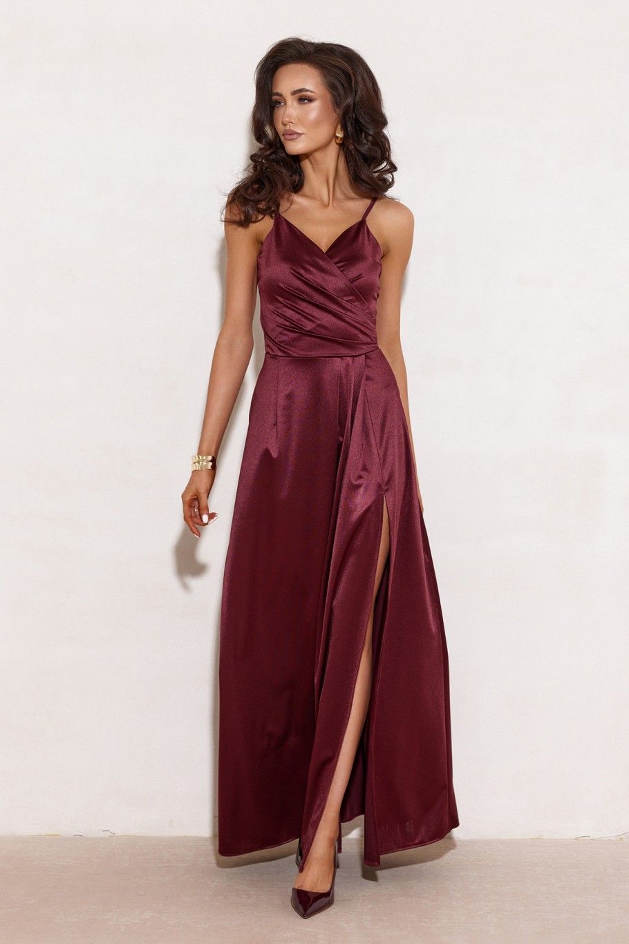 Satiniertes Maxi-Trägerkleid in Bordeaux