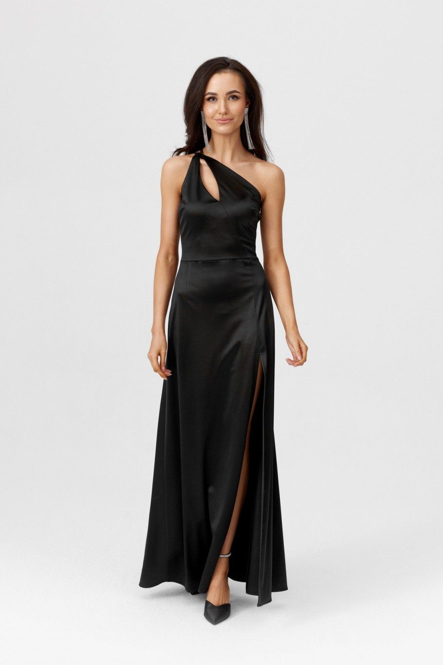 Langes Kleid mit Trägern und asymmetrischem Ausschnitt, schwarz