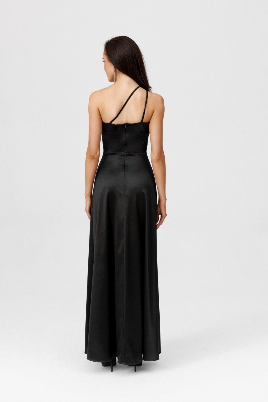 Langes Kleid mit Trägern und asymmetrischem Ausschnitt, schwarz