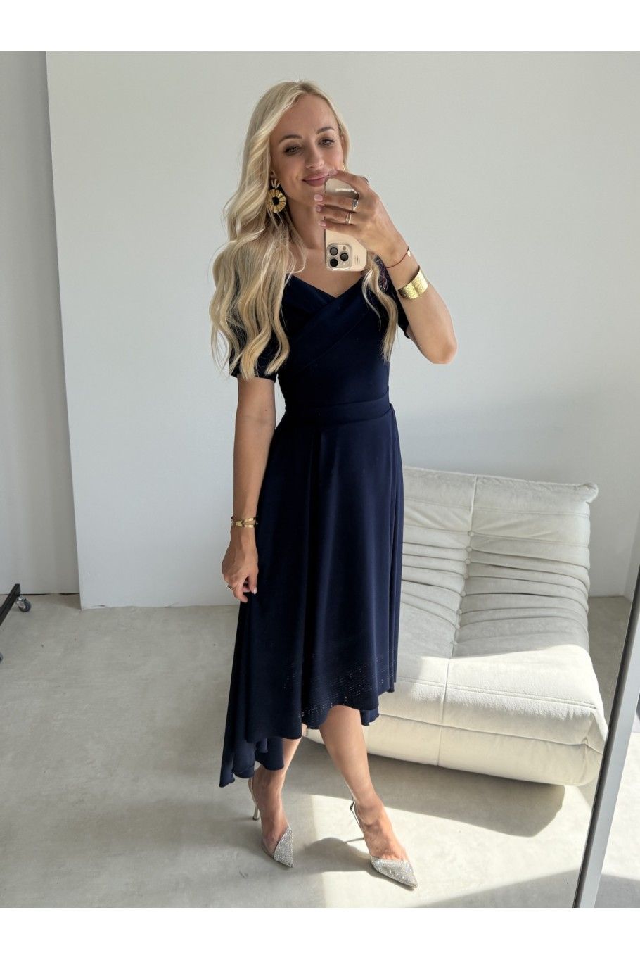 Dunkelblaues Midi-Kleid mit asymmetrischem Ausschnitt