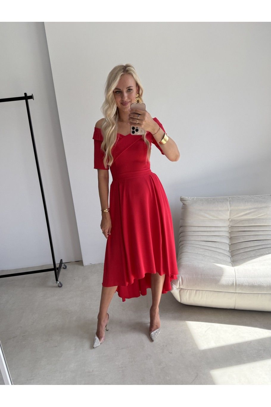 Rotes Midi-Kleid mit asymmetrischem Ausschnitt