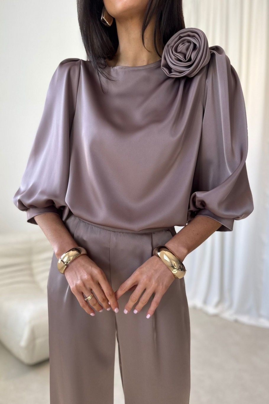 Braune Bluse Giana mit Rosenapplikation