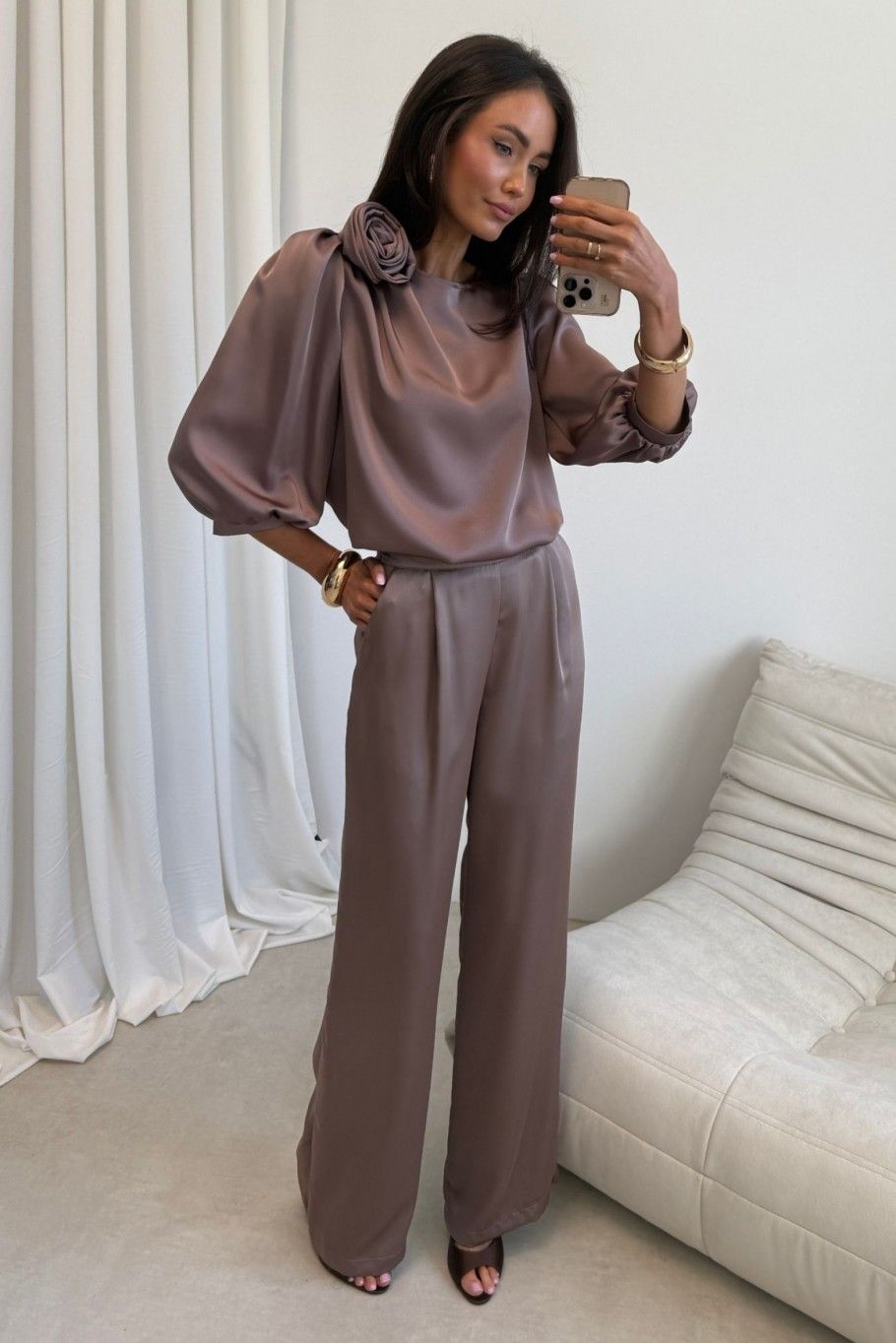 Braune Bluse Giana mit Rosenapplikation