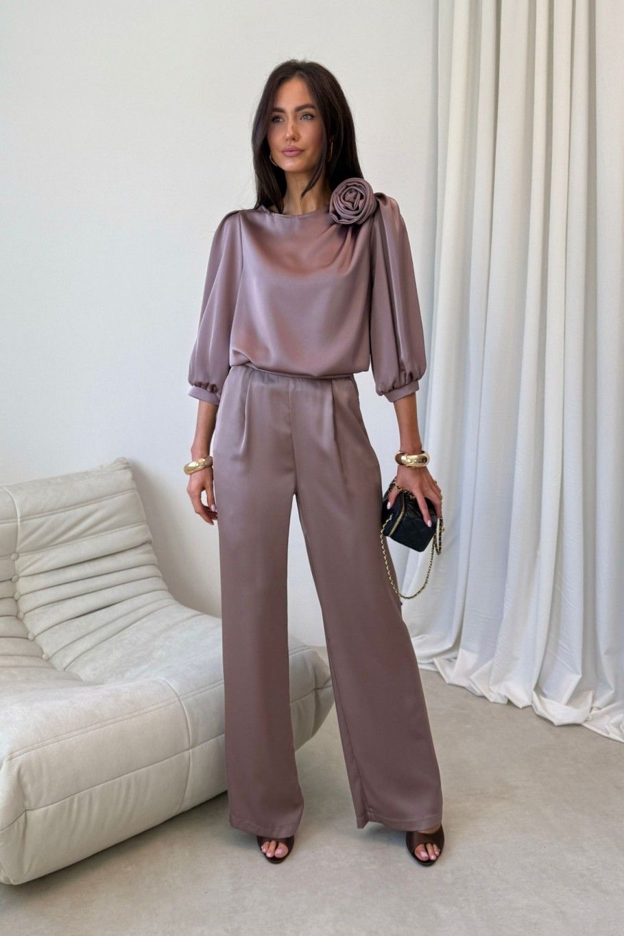 Braune Bluse Giana mit Rosenapplikation