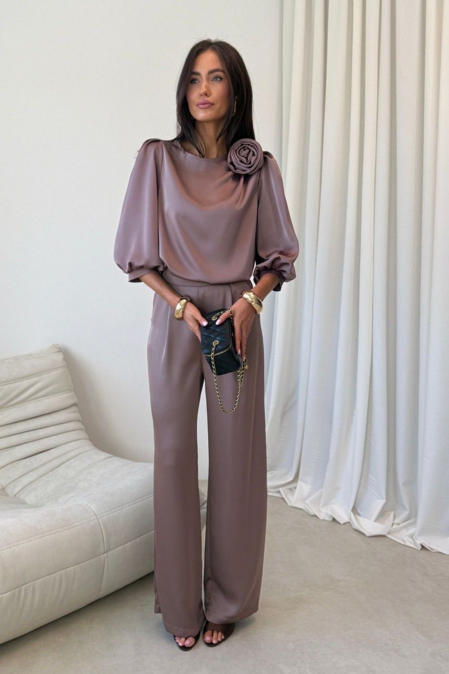 Braune Bluse Giana mit Rosenapplikation