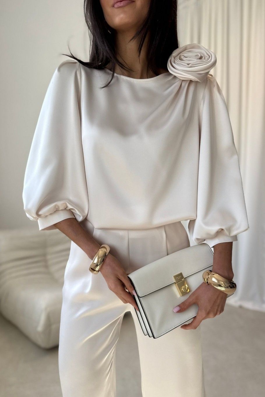 Vanillefarbene Bluse mit Rosenapplikation