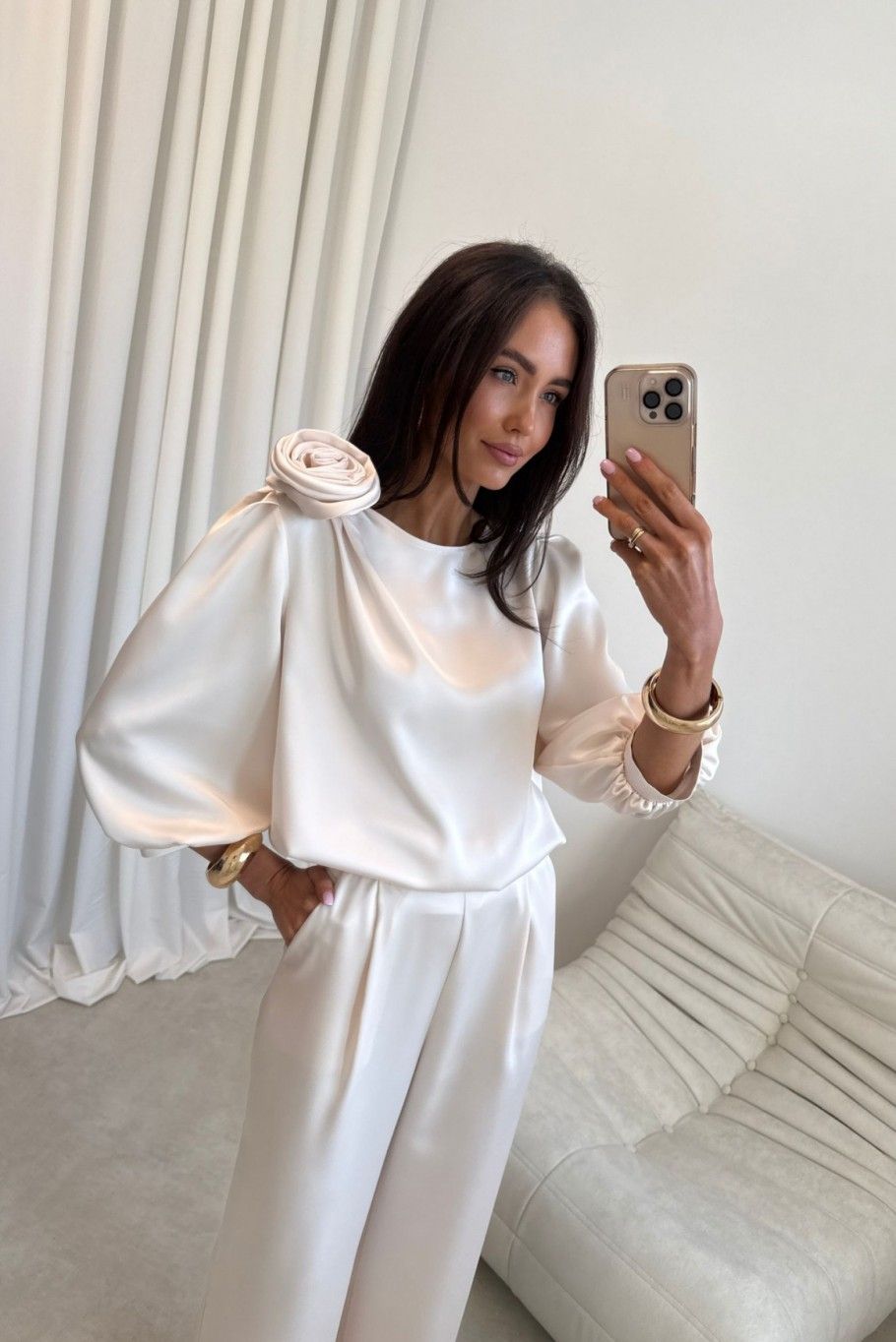 Vanillefarbene Bluse mit Rosenapplikation