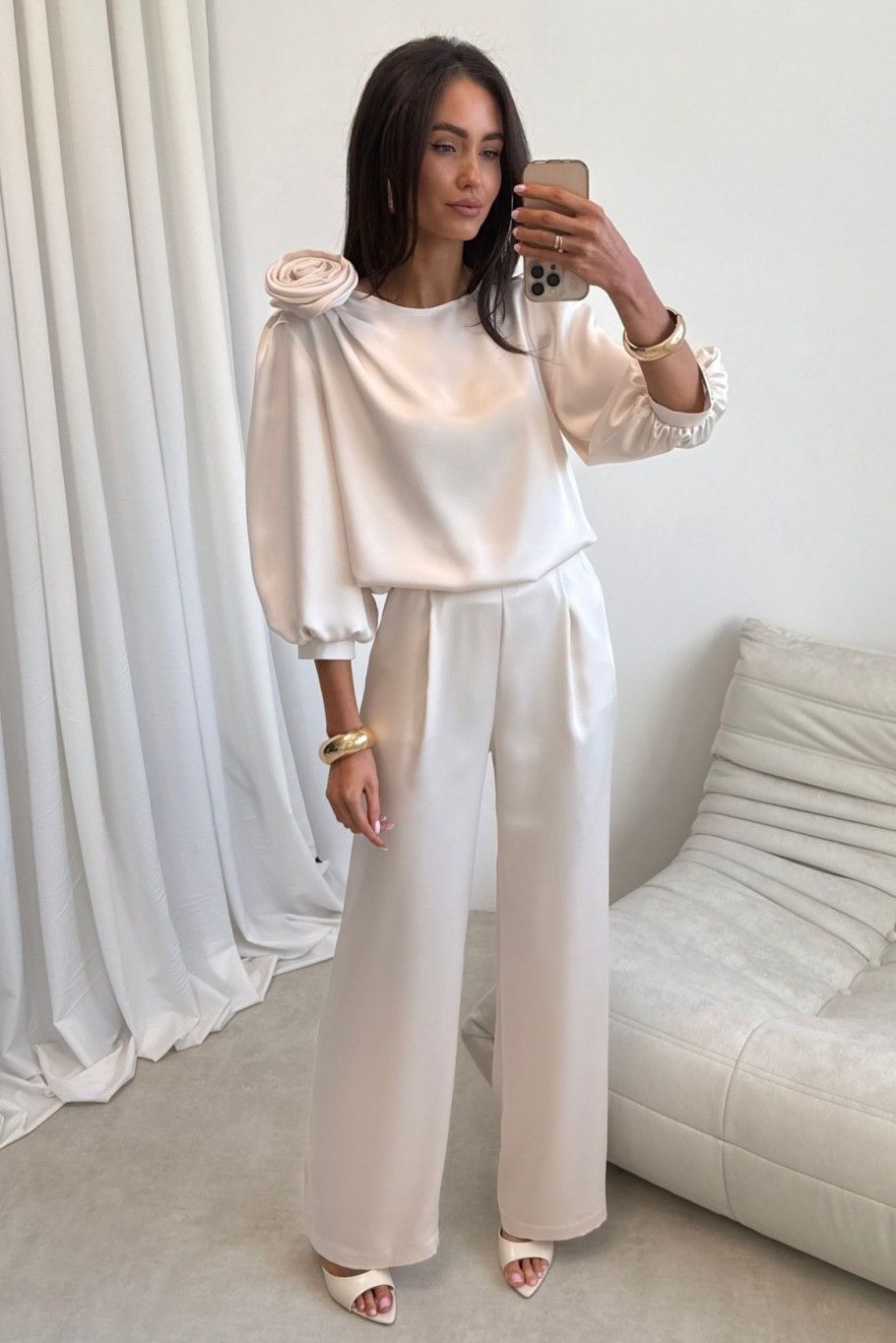 Vanillefarbene Bluse mit Rosenapplikation