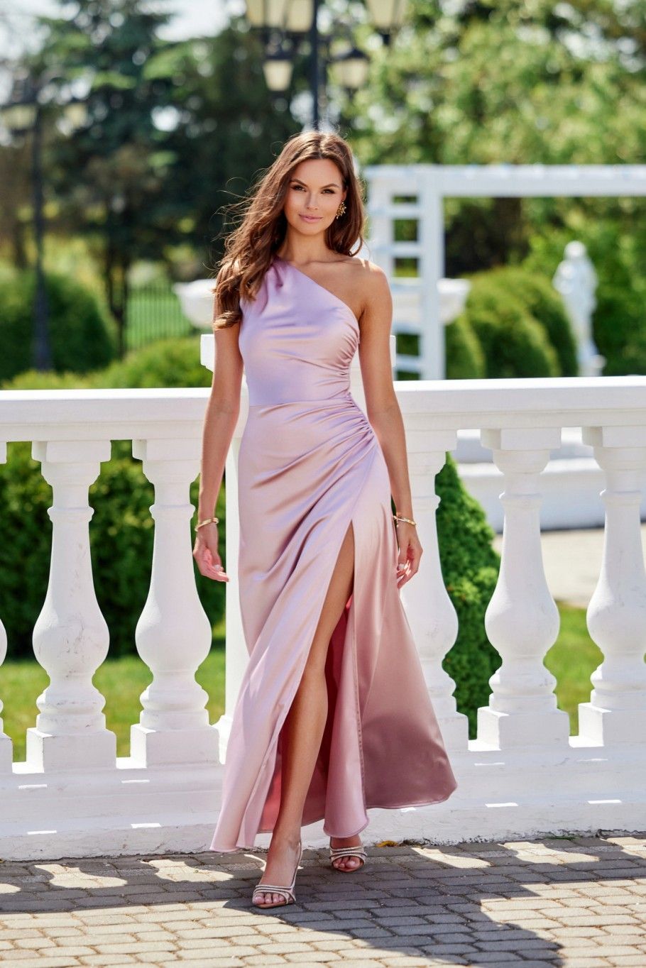 Satiniertes Maxi-Kleid mit einem Schulterträger in Rosa