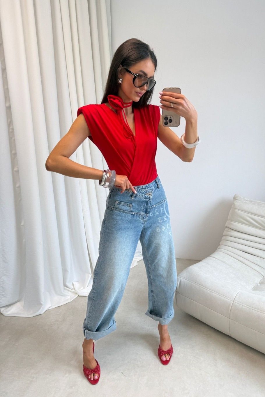 Roter Solene-Body mit dekorativem Gürtel