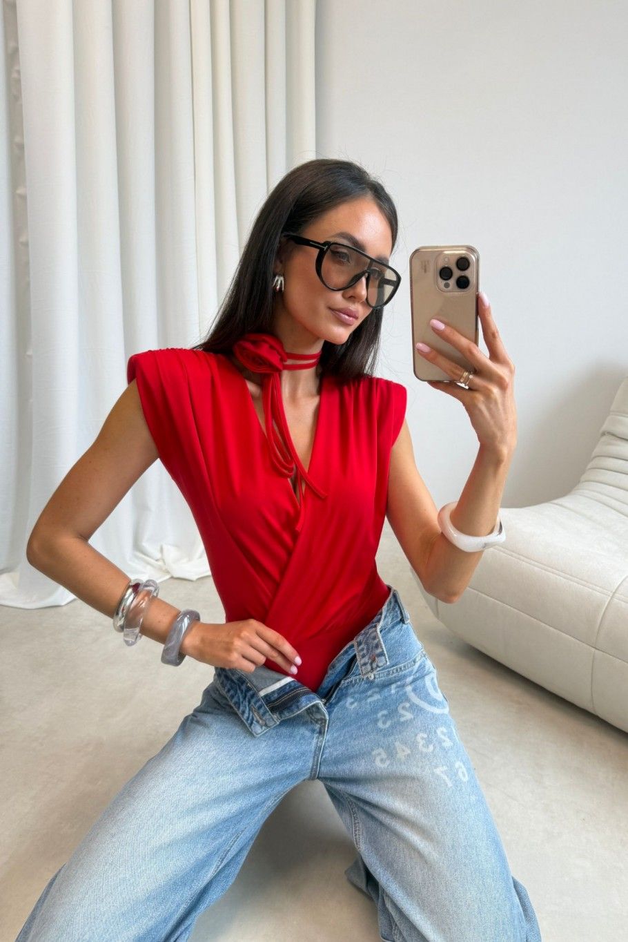 Roter Solene-Body mit dekorativem Gürtel