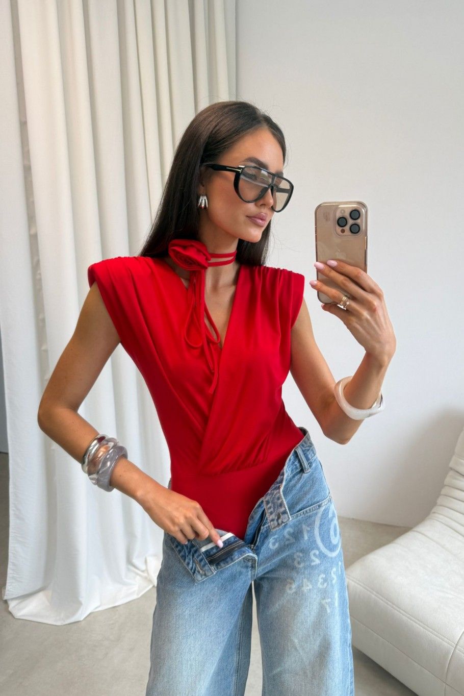 Roter Solene-Body mit dekorativem Gürtel