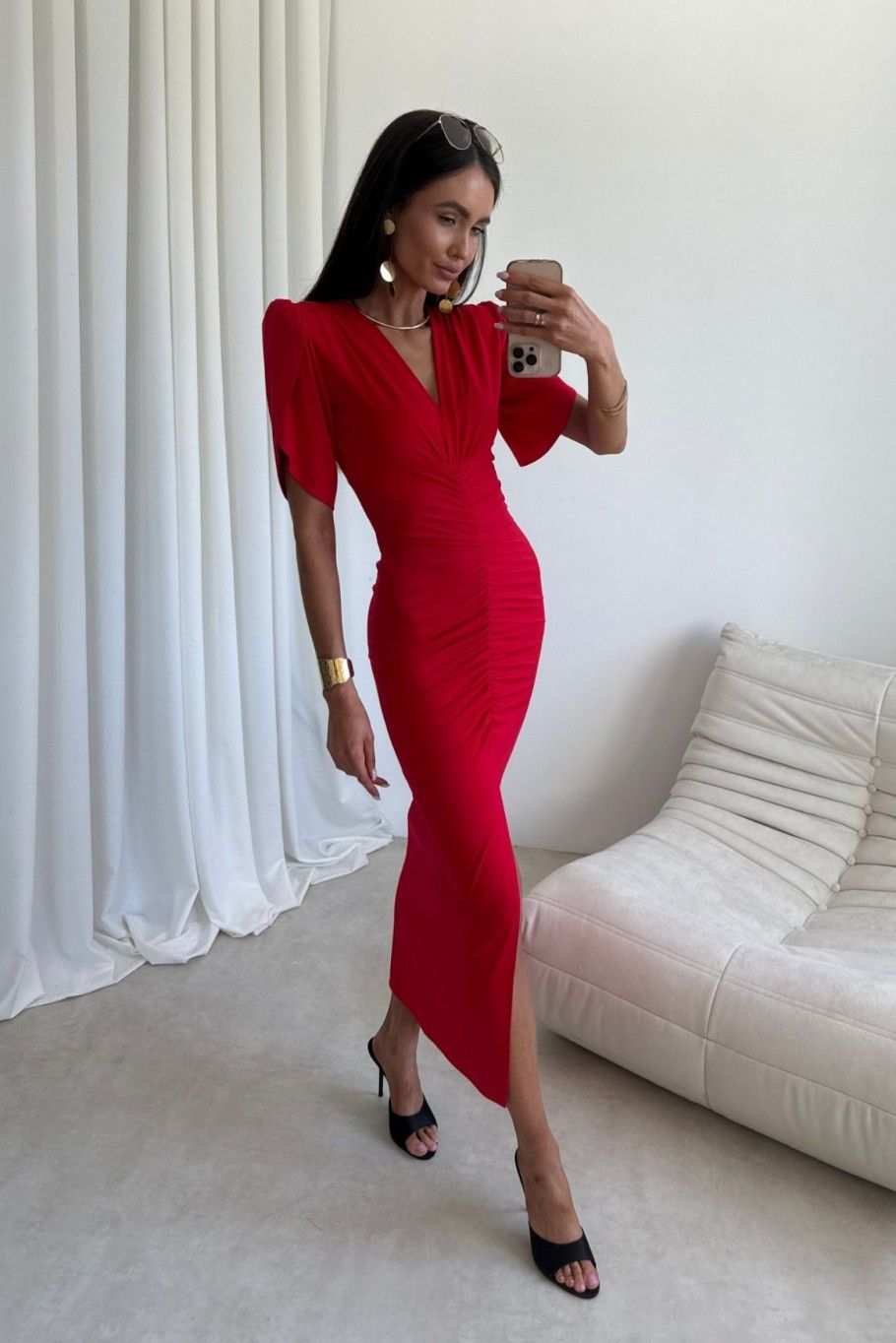 Rotes Midi-Kleid mit Raffungen und V-Ausschnitt