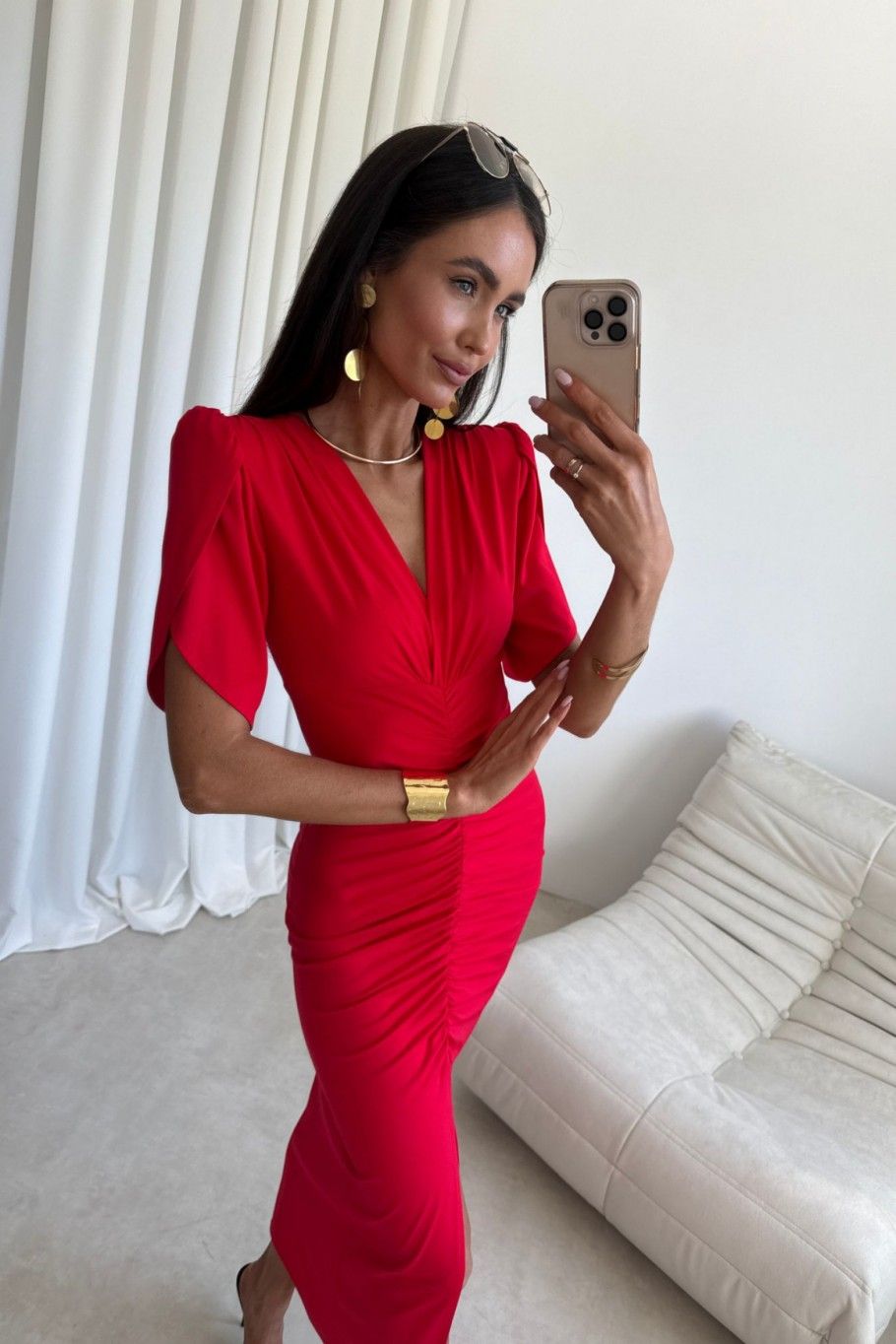 Rotes Midi-Kleid mit Raffungen und V-Ausschnitt