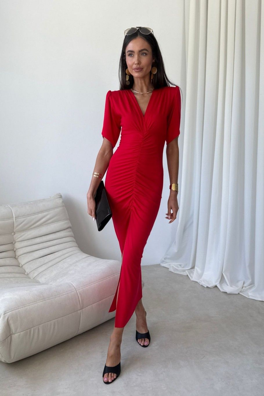 Rotes Midi-Kleid mit Raffungen und V-Ausschnitt