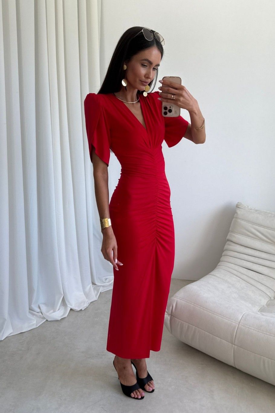 Rotes Midi-Kleid mit Raffungen und V-Ausschnitt