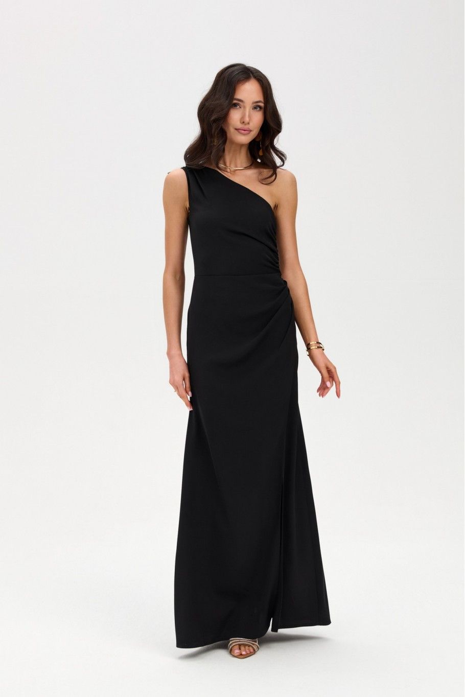 Langes schwarzes Maxi-Kleid mit einem Schulterträger
