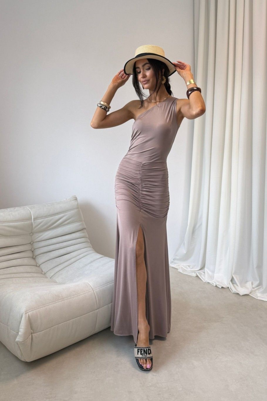 Maxikleid in hellem Braun mit Beinschlitz