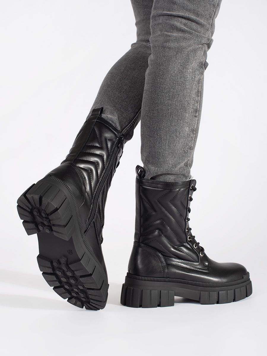 Schwarze Stiefeletten mit gestepptem Muster