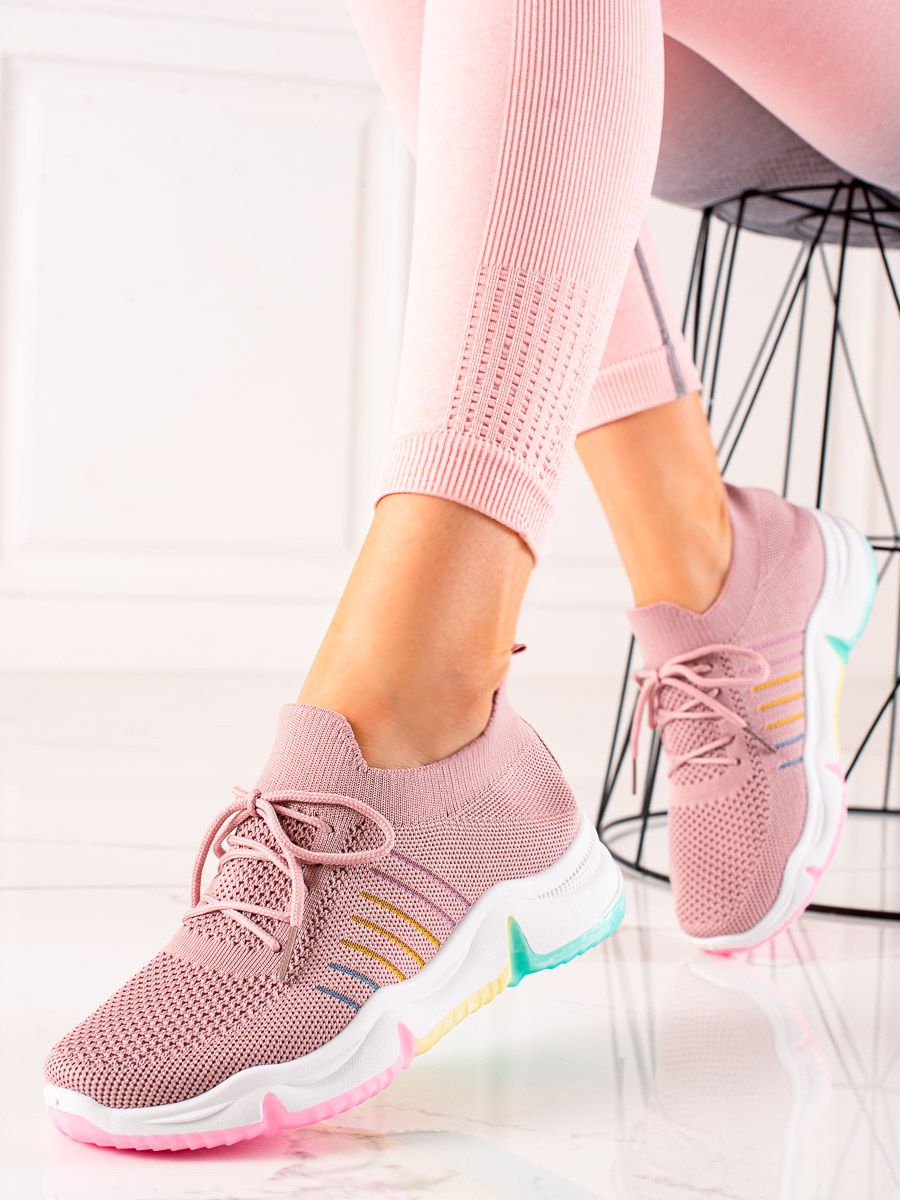 Sportliche Sneakers auf bunter Plattform von Shelovet