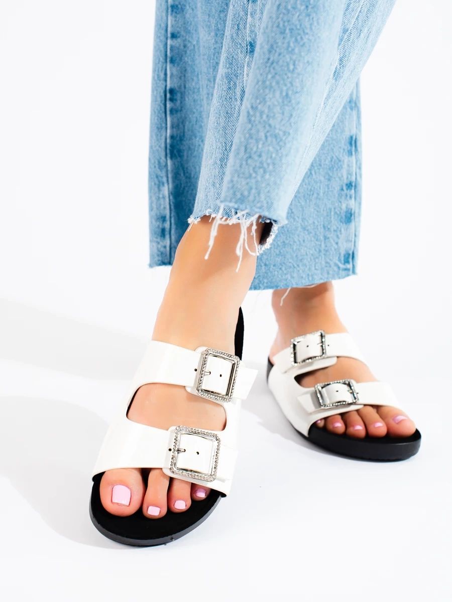 Weiße Damen-Sandalen mit dekorativen Schnallen