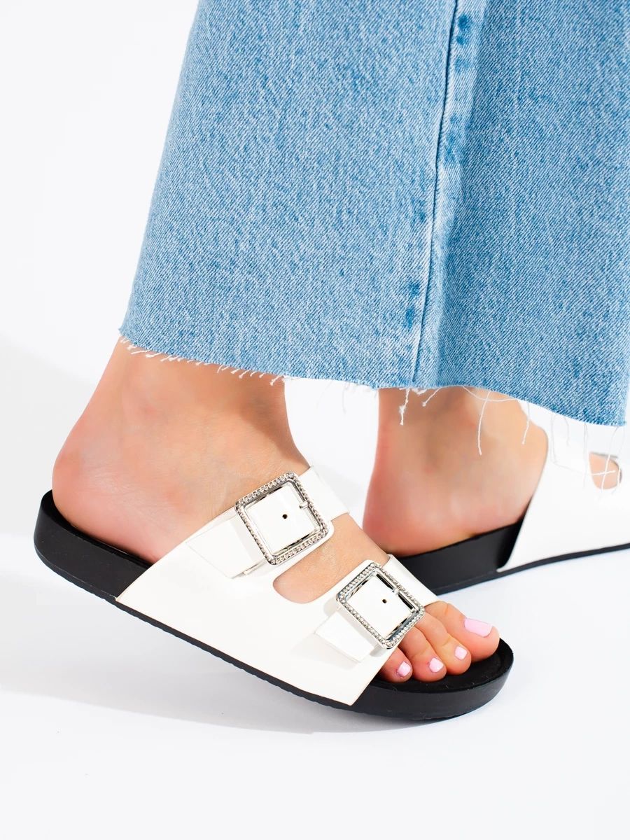 Weiße Damen-Sandalen mit dekorativen Schnallen