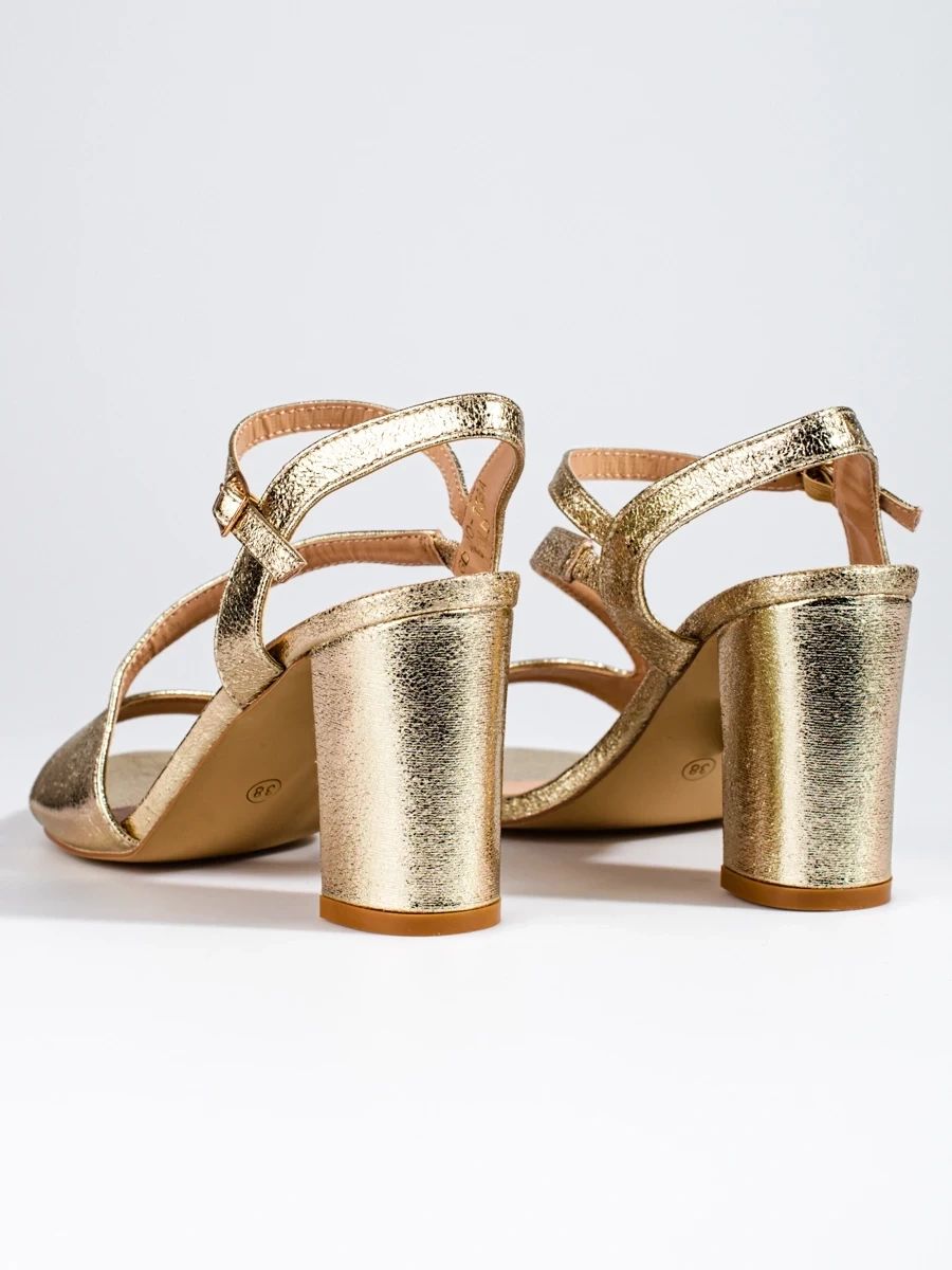 Elegante goldene Sandalen mit Absatz