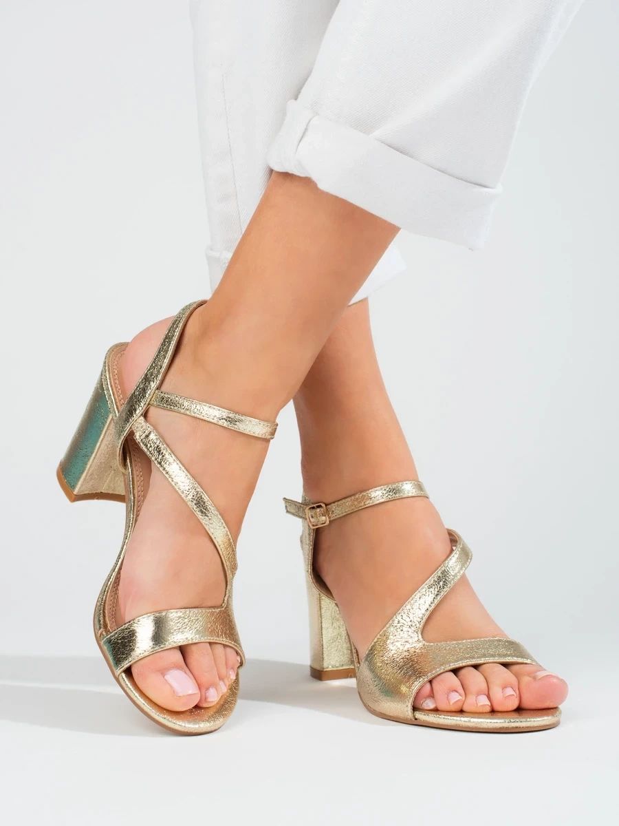 Elegante goldene Sandalen mit Absatz