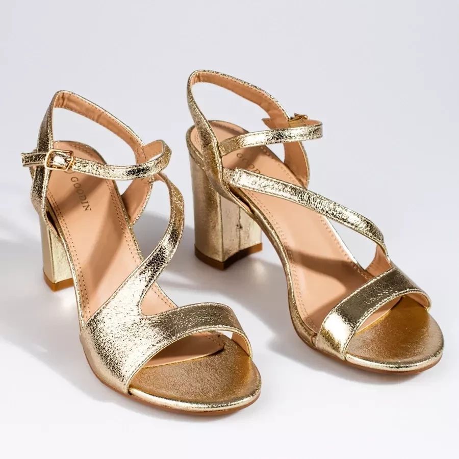 Elegante goldene Sandalen mit Absatz