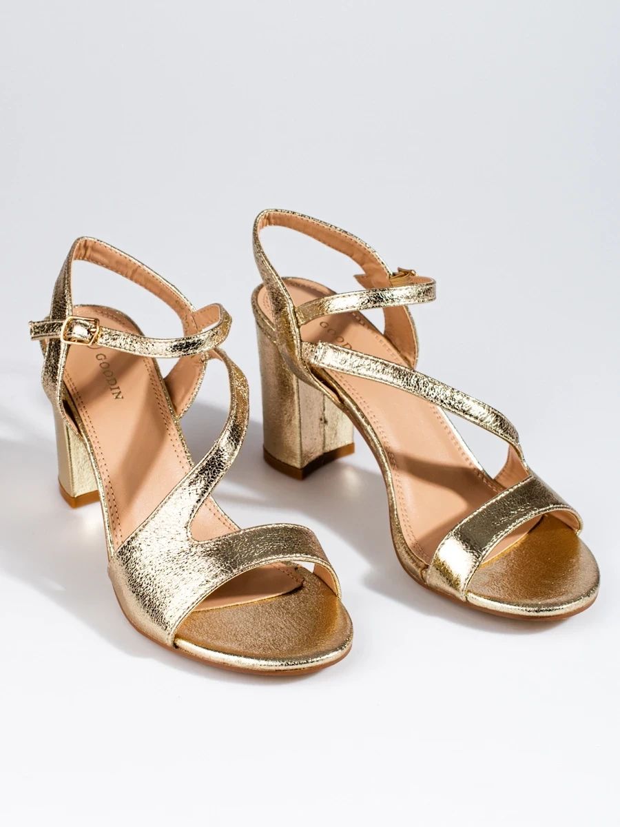 Elegante goldene Sandalen mit Absatz