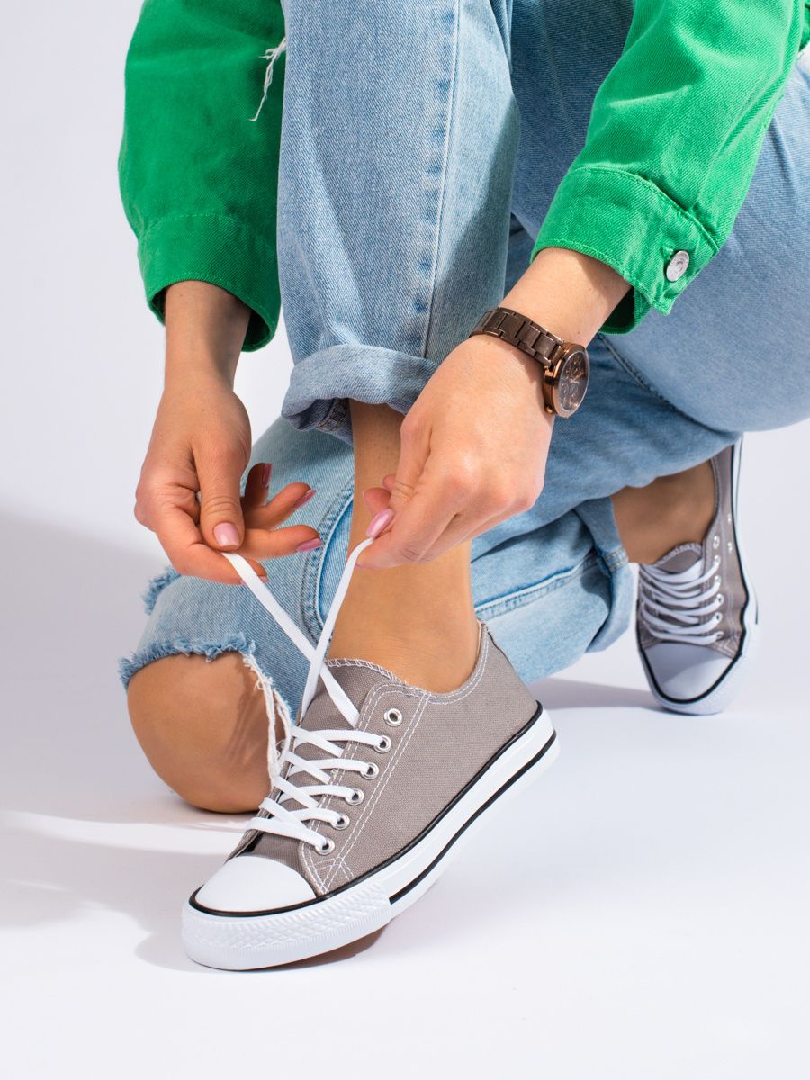 Klassische graue Sneakers