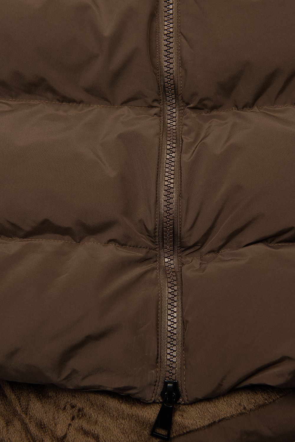 Lange Steppweste mit Kapuze Braun