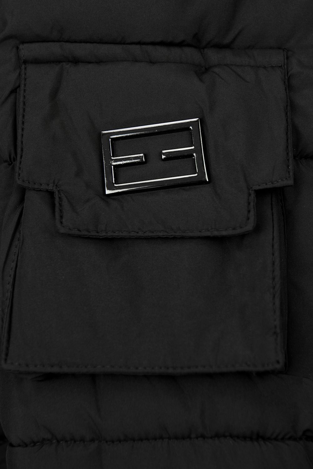 Schwarze Steppjacke mit Kunstpelz