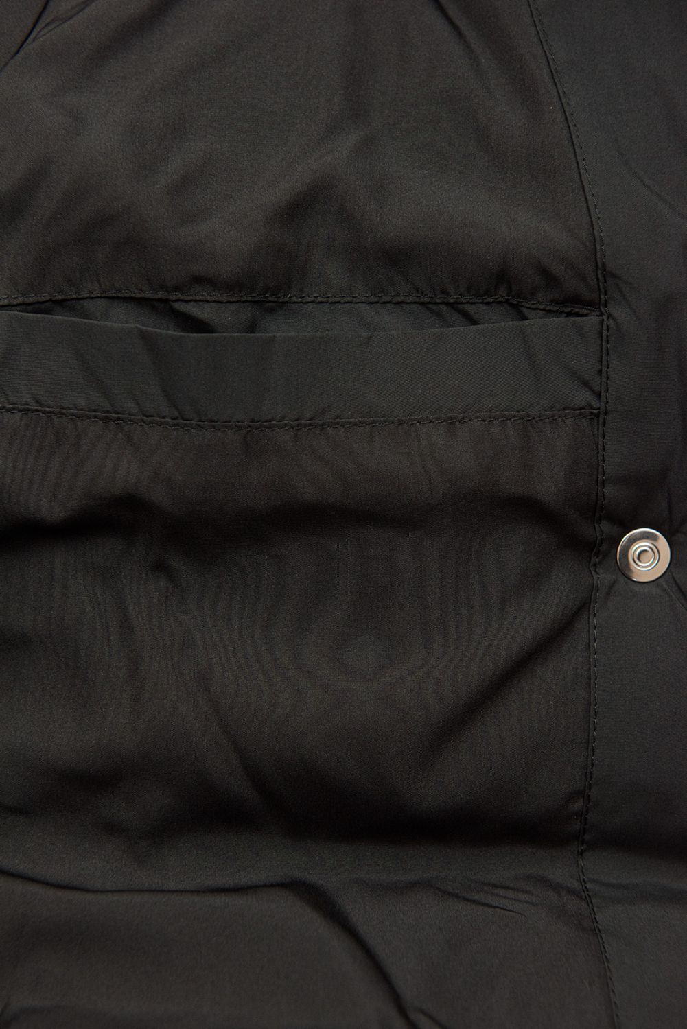 Wintermantel mit hohem Kragen und Kapuze Schwarz