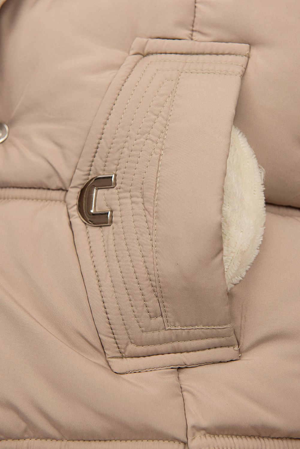 Wintermantel mit hohem Kragen und Kapuze Beige