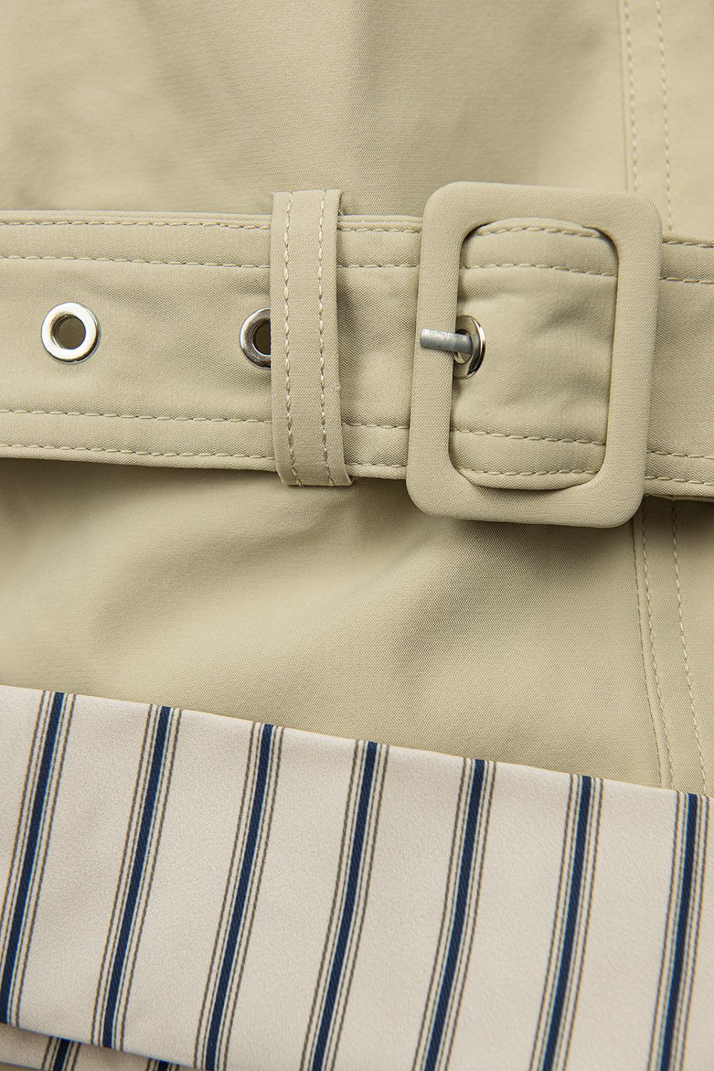 Beige Trenchcoat mit Taillengürtel