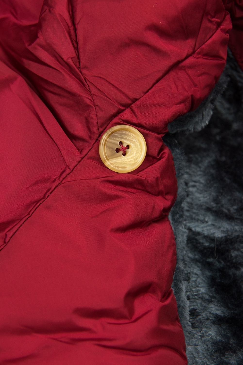 Winterjacke mit hohem Kragen rot