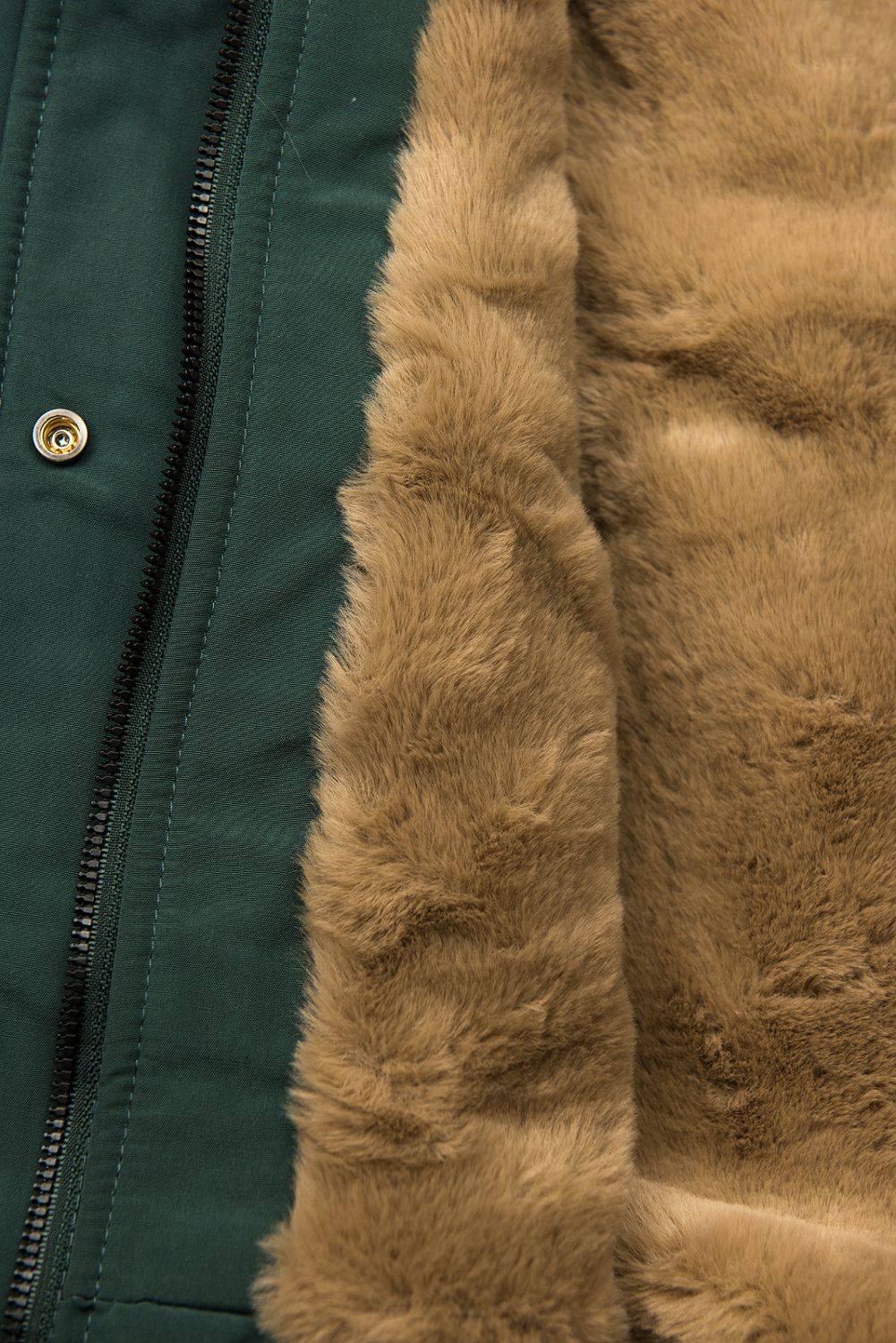 Warm gefütterter Parka mit Kapuze grün