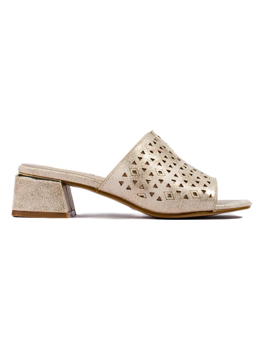 Luftige goldene Sandalen mit niedrigem Absatz