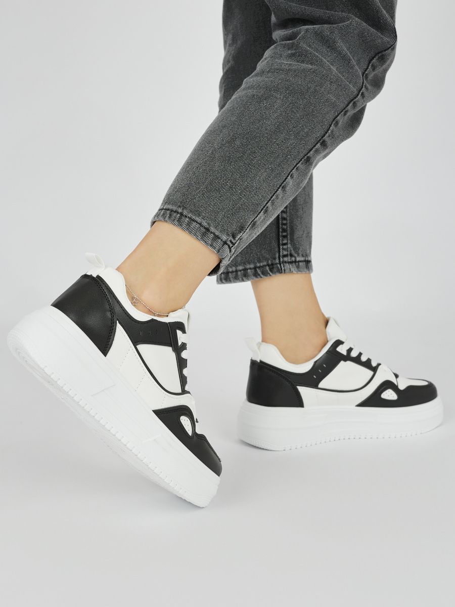 Schwarz-weiße Damen-Sneaker mit Plateau