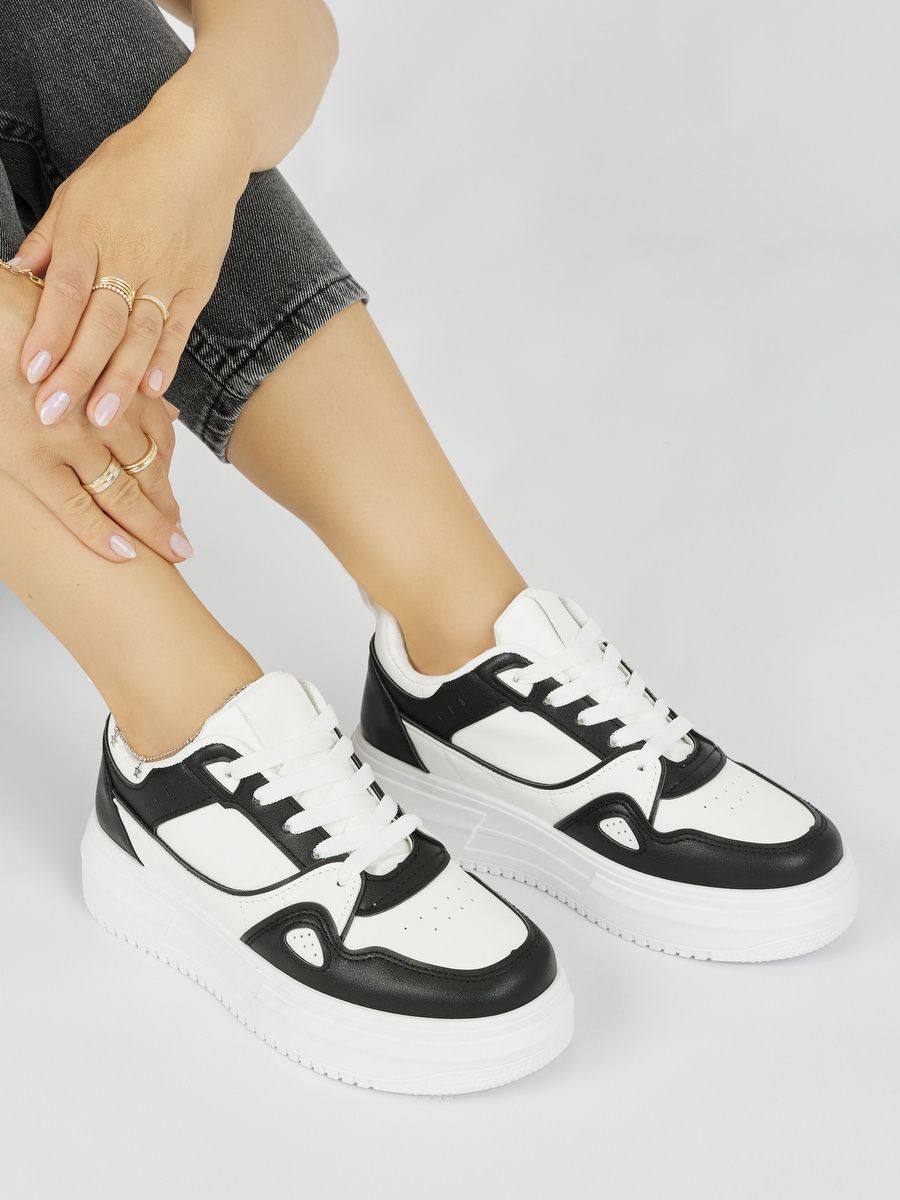 Schwarz-weiße Damen-Sneaker mit Plateau