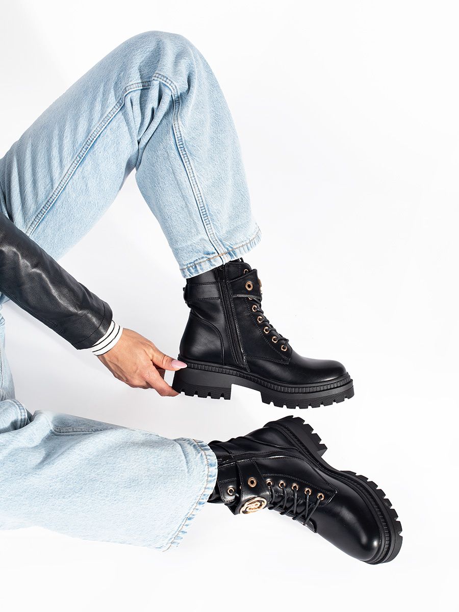 Schwarze Damen Stiefeletten mit dekorativem Riemen