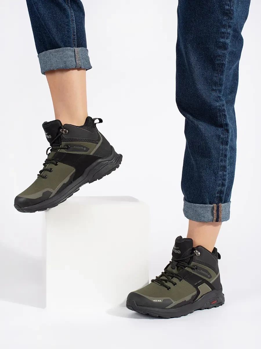 Schwarze und grüne gefütterte Wanderschuhe