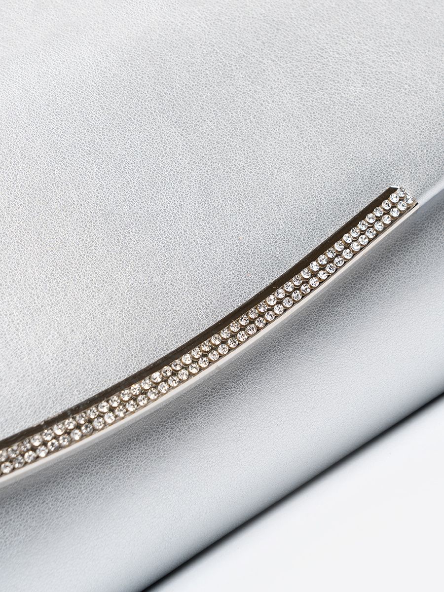 Silberne Clutch mit Kette