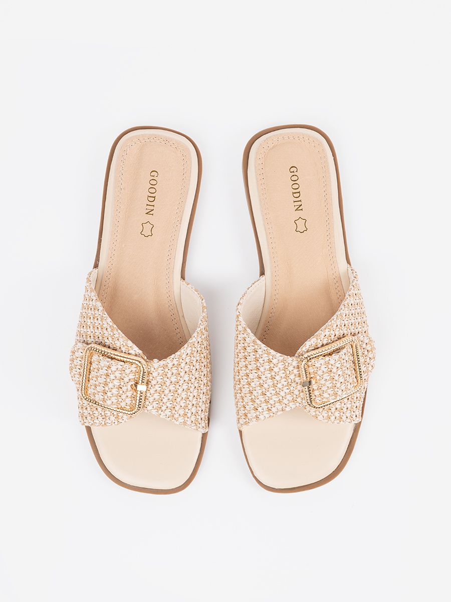 Beige Sandalen mit weißem Karomuster und Schnalle