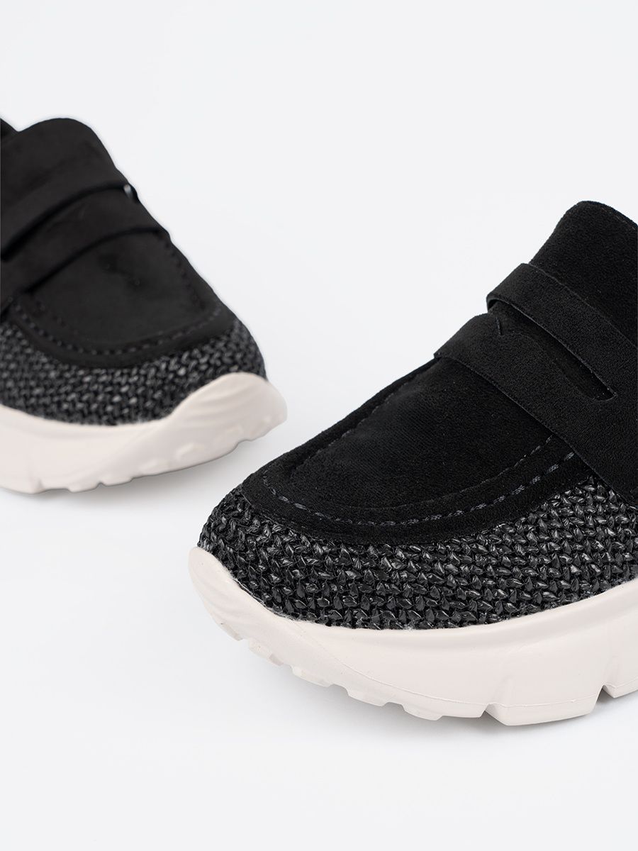 Schwarze Halbschuhe mit dicker Sohle